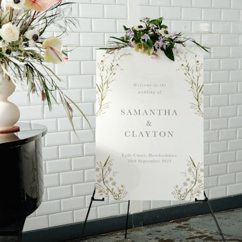 How to choose impactful wedding welcome signs